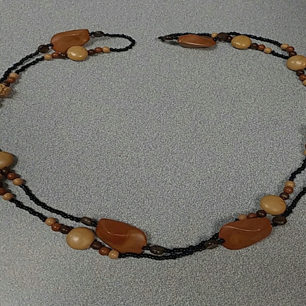 Long necklace brown